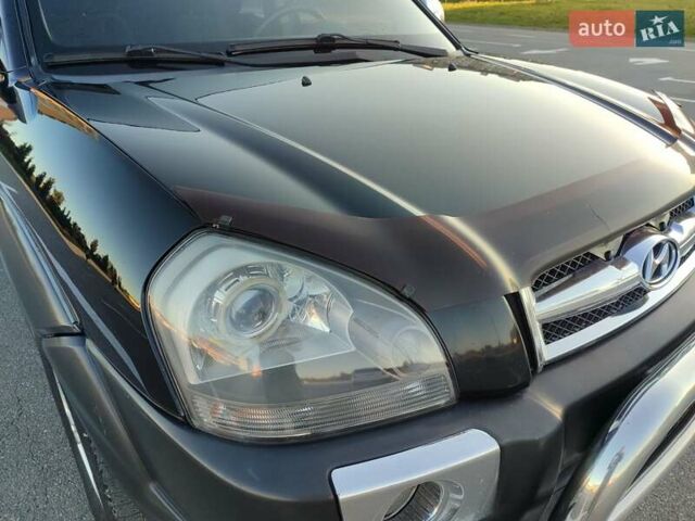 Черный Хендай Туксон, объемом двигателя 2 л и пробегом 280 тыс. км за 6700 $, фото 10 на Automoto.ua