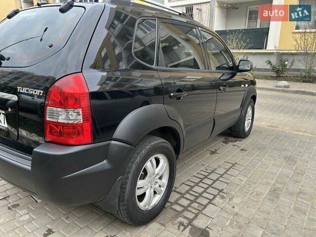 Черный Хендай Туксон, объемом двигателя 1.98 л и пробегом 147 тыс. км за 8000 $, фото 13 на Automoto.ua