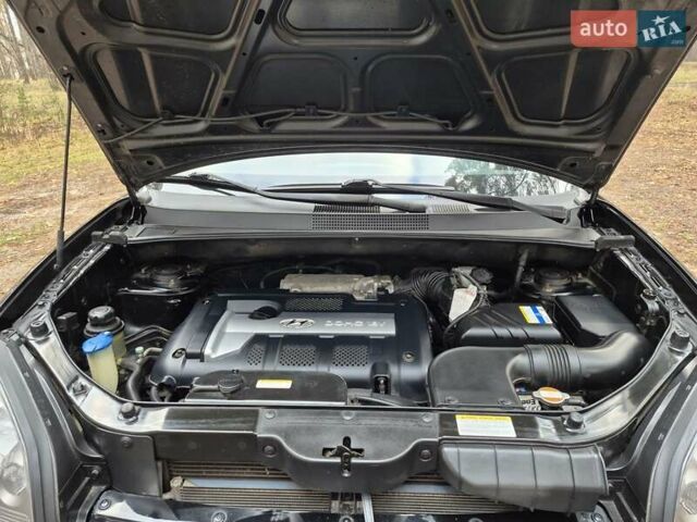 Черный Хендай Туксон, объемом двигателя 2 л и пробегом 198 тыс. км за 7800 $, фото 7 на Automoto.ua