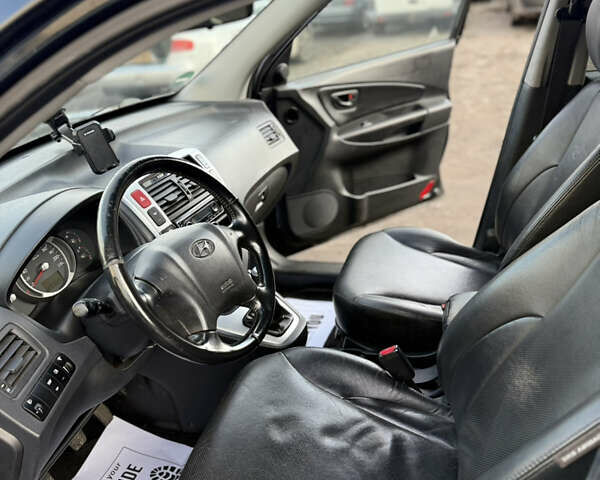 Черный Хендай Туксон, объемом двигателя 1.98 л и пробегом 230 тыс. км за 7750 $, фото 15 на Automoto.ua