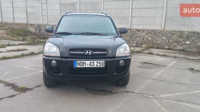 Черный Хендай Туксон, объемом двигателя 1.98 л и пробегом 155 тыс. км за 7999 $, фото 2 на Automoto.ua