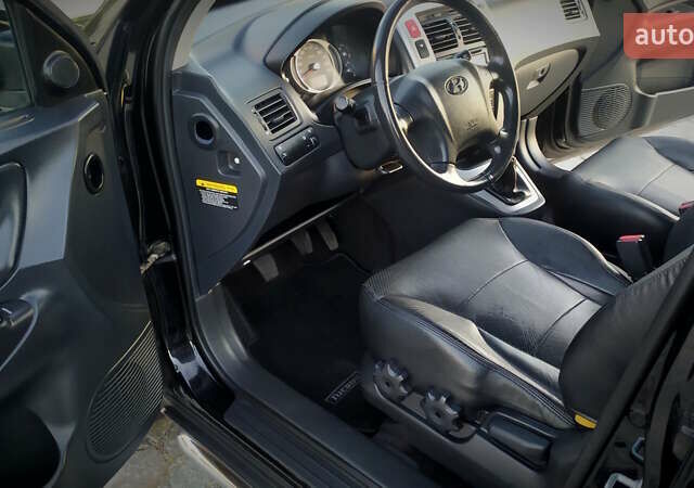 Черный Хендай Туксон, объемом двигателя 2 л и пробегом 230 тыс. км за 8600 $, фото 146 на Automoto.ua