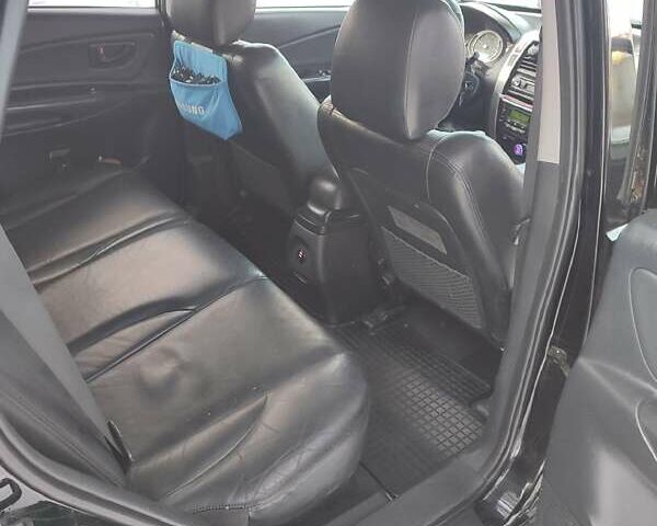 Черный Хендай Туксон, объемом двигателя 1.98 л и пробегом 335 тыс. км за 7800 $, фото 12 на Automoto.ua