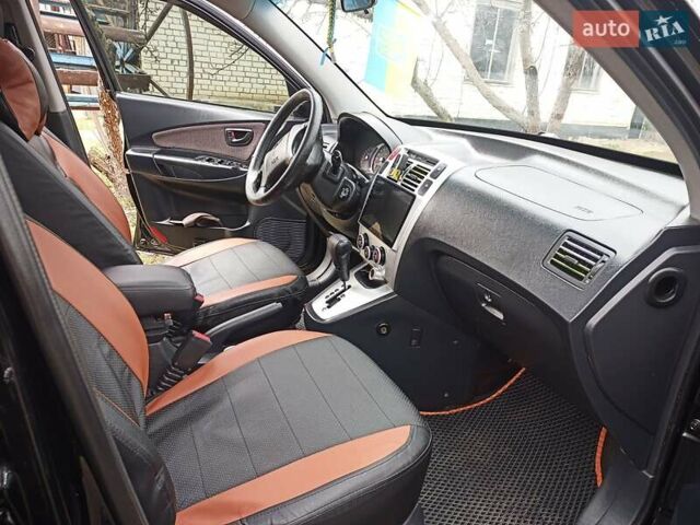 Черный Хендай Туксон, объемом двигателя 2 л и пробегом 240 тыс. км за 8200 $, фото 6 на Automoto.ua