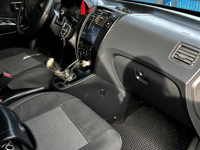 Чорний Хендай Туксон, об'ємом двигуна 2 л та пробігом 240 тис. км за 8600 $, фото 6 на Automoto.ua