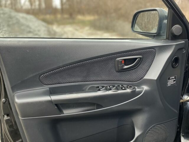 Черный Хендай Туксон, объемом двигателя 2 л и пробегом 330 тыс. км за 4350 $, фото 10 на Automoto.ua