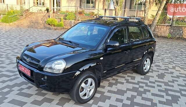 Черный Хендай Туксон, объемом двигателя 2 л и пробегом 190 тыс. км за 8150 $, фото 2 на Automoto.ua