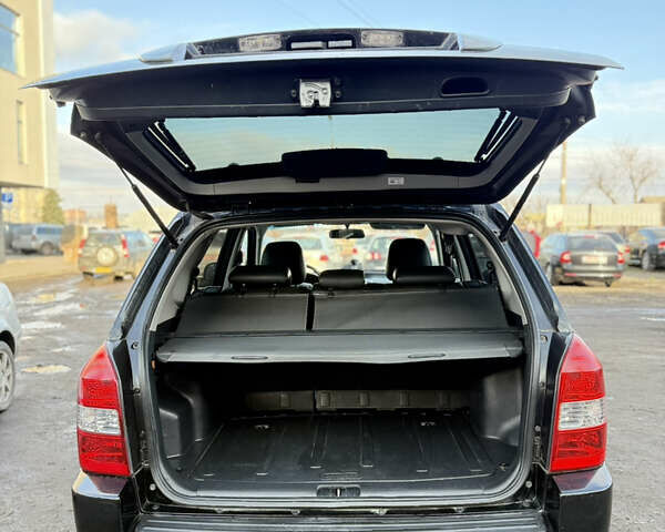 Черный Хендай Туксон, объемом двигателя 1.98 л и пробегом 230 тыс. км за 7750 $, фото 24 на Automoto.ua