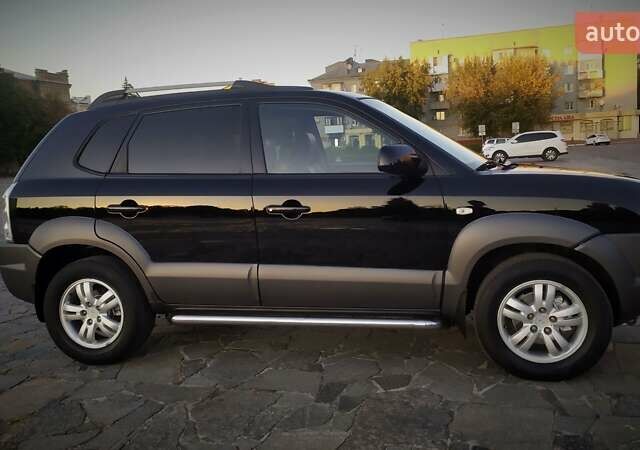 Черный Хендай Туксон, объемом двигателя 2 л и пробегом 230 тыс. км за 8600 $, фото 124 на Automoto.ua