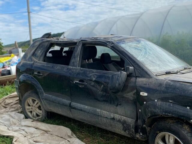 Черный Хендай Туксон, объемом двигателя 2 л и пробегом 250 тыс. км за 3500 $, фото 4 на Automoto.ua