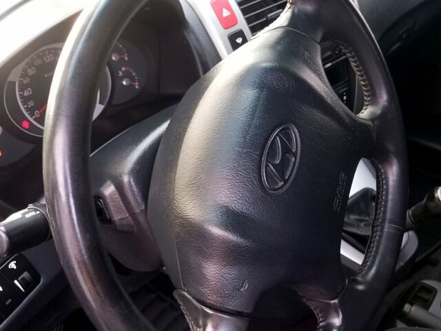 Черный Хендай Туксон, объемом двигателя 2 л и пробегом 236 тыс. км за 8300 $, фото 8 на Automoto.ua