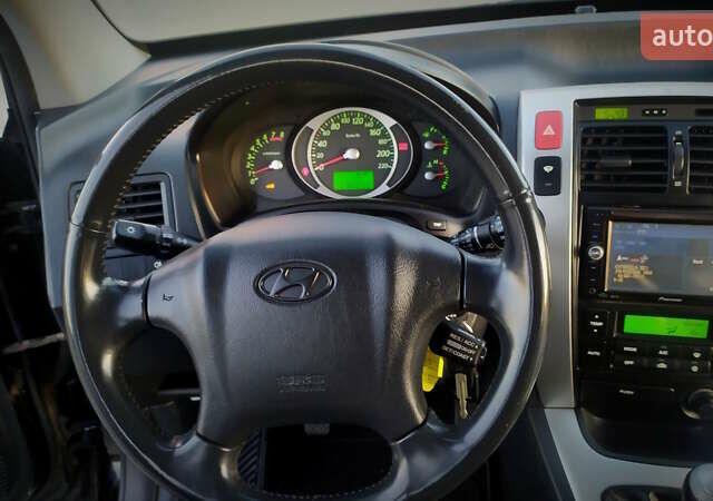 Черный Хендай Туксон, объемом двигателя 2 л и пробегом 230 тыс. км за 8600 $, фото 158 на Automoto.ua