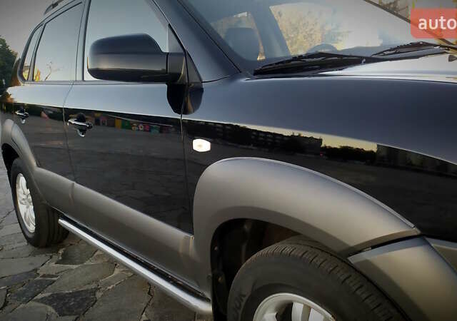 Черный Хендай Туксон, объемом двигателя 2 л и пробегом 230 тыс. км за 8600 $, фото 58 на Automoto.ua