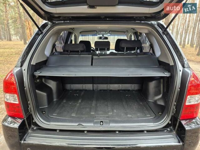 Черный Хендай Туксон, объемом двигателя 2 л и пробегом 198 тыс. км за 7800 $, фото 13 на Automoto.ua