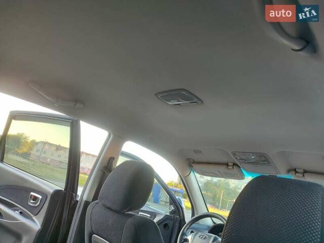 Черный Хендай Туксон, объемом двигателя 2 л и пробегом 280 тыс. км за 6700 $, фото 14 на Automoto.ua