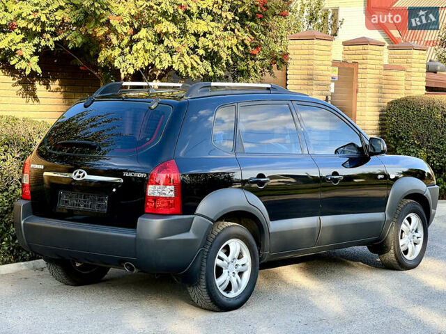 Черный Хендай Туксон, объемом двигателя 2 л и пробегом 167 тыс. км за 7800 $, фото 2 на Automoto.ua