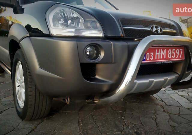 Черный Хендай Туксон, объемом двигателя 2 л и пробегом 230 тыс. км за 8600 $, фото 52 на Automoto.ua