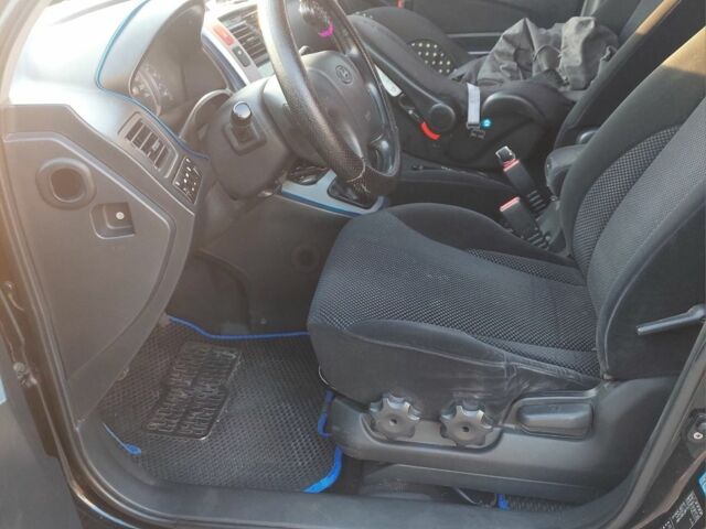 Черный Хендай Туксон, объемом двигателя 2 л и пробегом 289 тыс. км за 6600 $, фото 7 на Automoto.ua