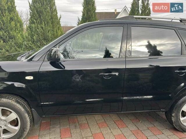 Черный Хендай Туксон, объемом двигателя 2 л и пробегом 218 тыс. км за 7600 $, фото 2 на Automoto.ua