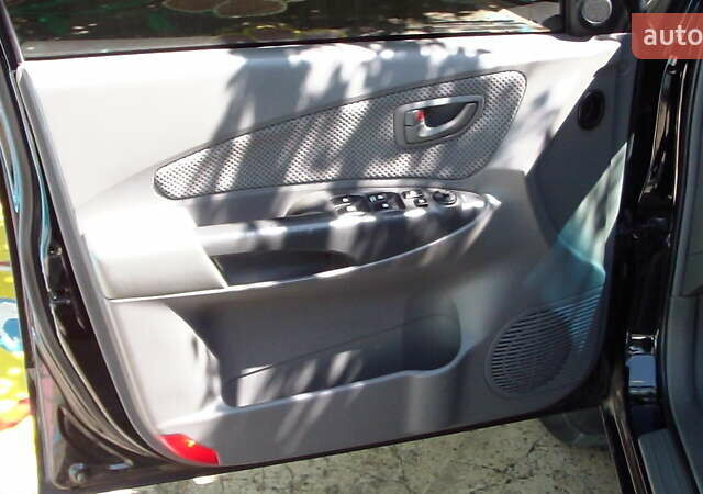 Черный Хендай Туксон, объемом двигателя 1.98 л и пробегом 234 тыс. км за 7800 $, фото 5 на Automoto.ua