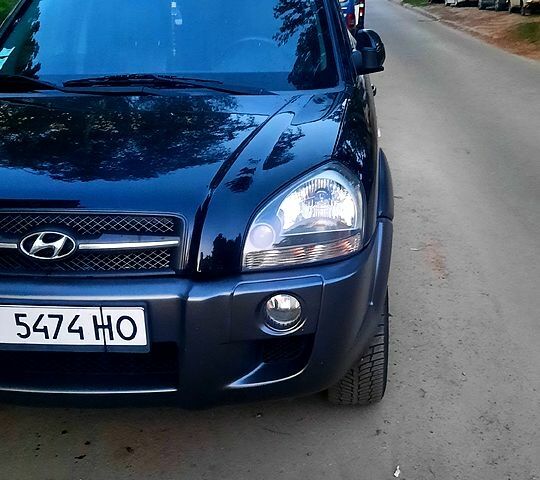 Черный Хендай Туксон, объемом двигателя 2 л и пробегом 210 тыс. км за 8400 $, фото 1 на Automoto.ua