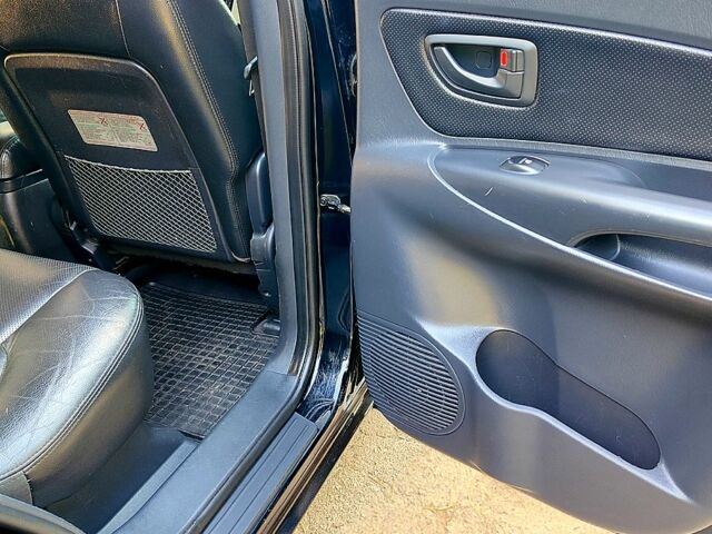 Черный Хендай Туксон, объемом двигателя 2 л и пробегом 270 тыс. км за 7800 $, фото 9 на Automoto.ua