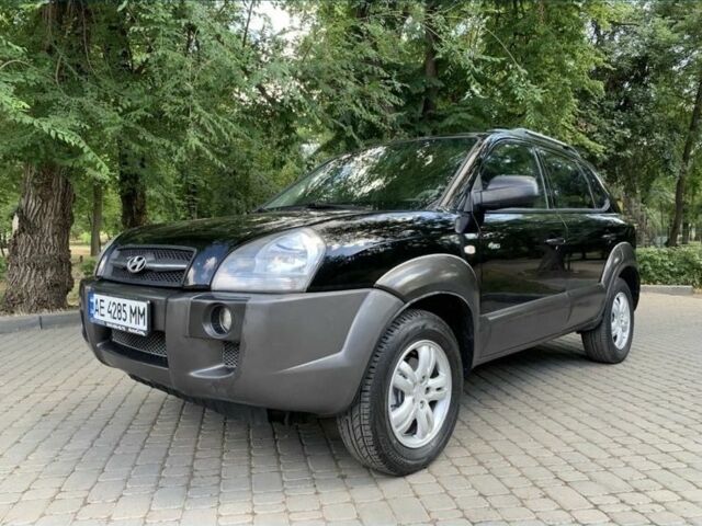 Черный Хендай Туксон, объемом двигателя 2 л и пробегом 208 тыс. км за 8100 $, фото 2 на Automoto.ua