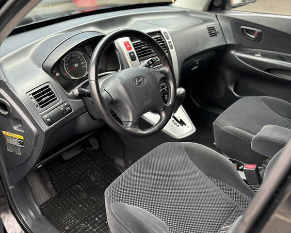 Черный Хендай Туксон, объемом двигателя 2 л и пробегом 327 тыс. км за 7850 $, фото 16 на Automoto.ua