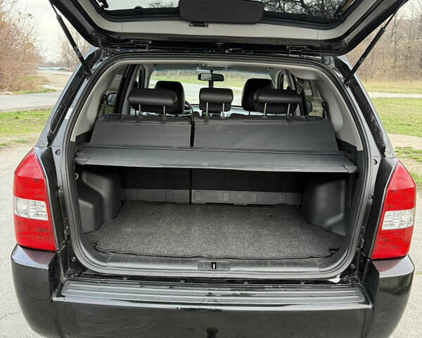 Черный Хендай Туксон, объемом двигателя 1.98 л и пробегом 159 тыс. км за 7600 $, фото 15 на Automoto.ua