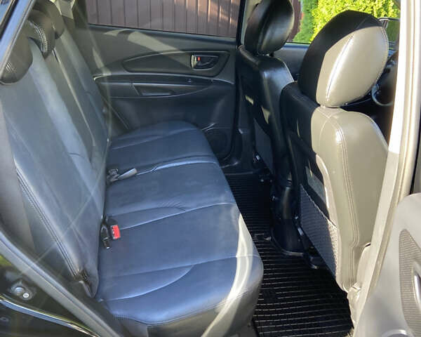 Черный Хендай Туксон, объемом двигателя 1.98 л и пробегом 197 тыс. км за 8000 $, фото 31 на Automoto.ua