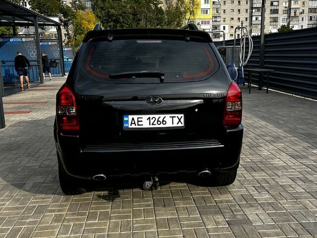 Чорний Хендай Туксон, об'ємом двигуна 2 л та пробігом 240 тис. км за 8600 $, фото 5 на Automoto.ua