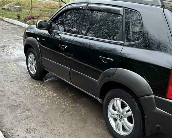 Черный Хендай Туксон, объемом двигателя 1.98 л и пробегом 273 тыс. км за 7400 $, фото 4 на Automoto.ua