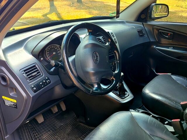 Черный Хендай Туксон, объемом двигателя 2 л и пробегом 270 тыс. км за 7800 $, фото 6 на Automoto.ua