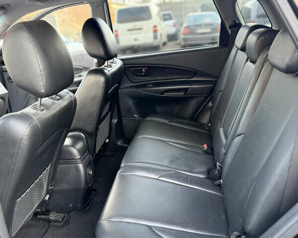 Черный Хендай Туксон, объемом двигателя 1.98 л и пробегом 230 тыс. км за 7750 $, фото 16 на Automoto.ua