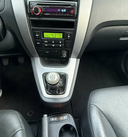 Черный Хендай Туксон, объемом двигателя 1.98 л и пробегом 159 тыс. км за 7600 $, фото 28 на Automoto.ua