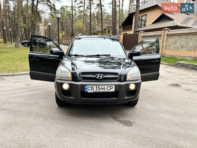 Черный Хендай Туксон, объемом двигателя 1.99 л и пробегом 266 тыс. км за 7500 $, фото 7 на Automoto.ua