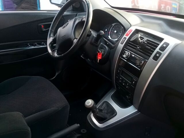 Черный Хендай Туксон, объемом двигателя 2 л и пробегом 236 тыс. км за 8300 $, фото 6 на Automoto.ua