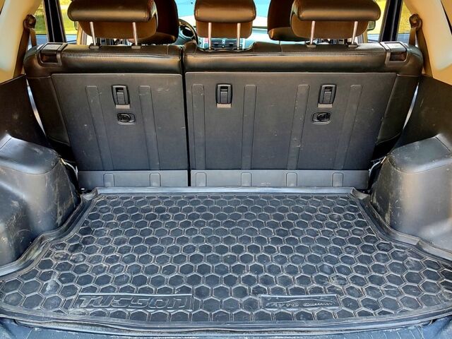 Черный Хендай Туксон, объемом двигателя 2 л и пробегом 270 тыс. км за 7800 $, фото 10 на Automoto.ua