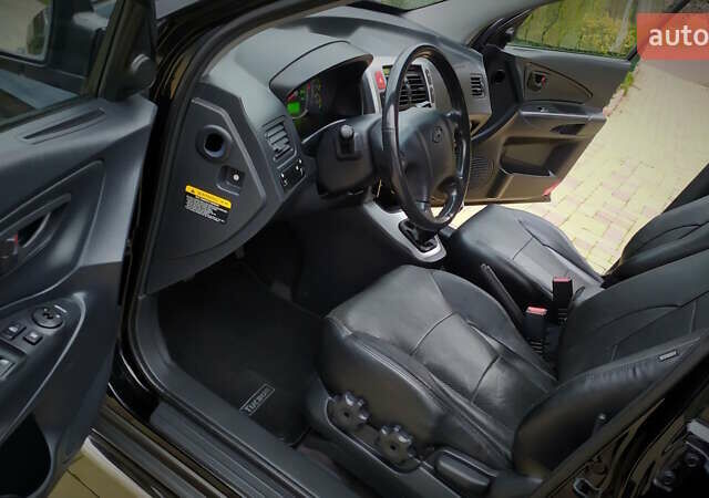 Чорний Хендай Туксон, об'ємом двигуна 2 л та пробігом 229 тис. км за 8600 $, фото 104 на Automoto.ua
