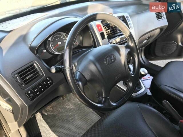 Черный Хендай Туксон, объемом двигателя 2 л и пробегом 180 тыс. км за 9200 $, фото 3 на Automoto.ua