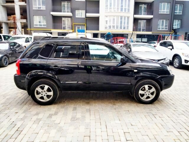 Чорний Хендай Туксон, об'ємом двигуна 2 л та пробігом 190 тис. км за 7500 $, фото 4 на Automoto.ua