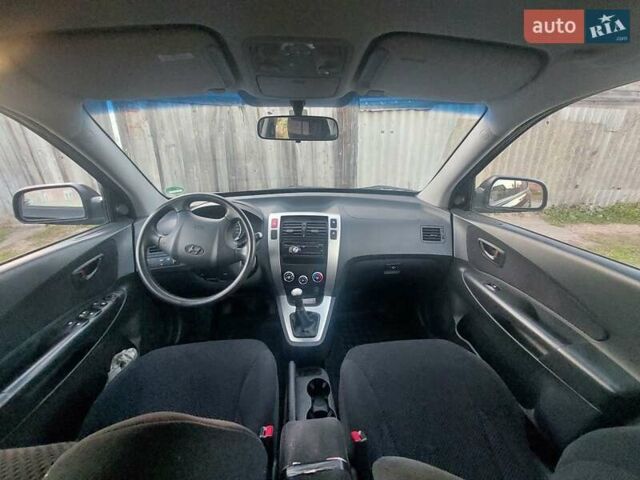 Черный Хендай Туксон, объемом двигателя 1.98 л и пробегом 200 тыс. км за 7100 $, фото 1 на Automoto.ua