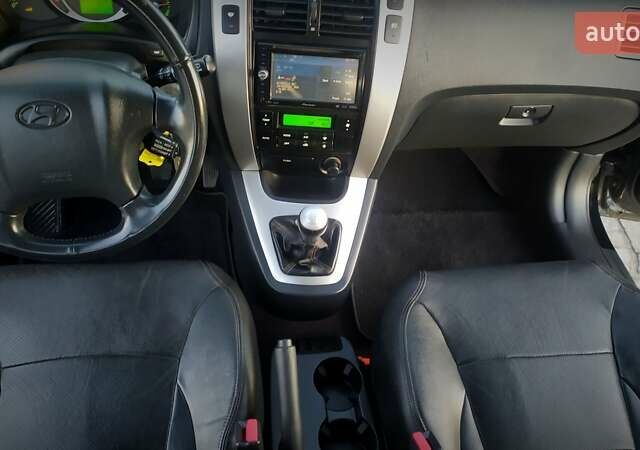 Черный Хендай Туксон, объемом двигателя 2 л и пробегом 230 тыс. км за 8600 $, фото 161 на Automoto.ua