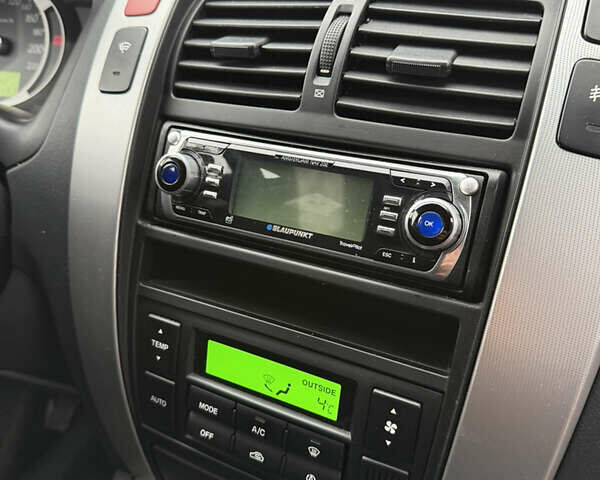 Чорний Хендай Туксон, об'ємом двигуна 2 л та пробігом 196 тис. км за 7250 $, фото 4 на Automoto.ua