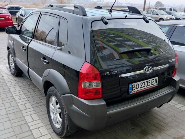 Черный Хендай Туксон, объемом двигателя 2 л и пробегом 250 тыс. км за 7900 $, фото 4 на Automoto.ua