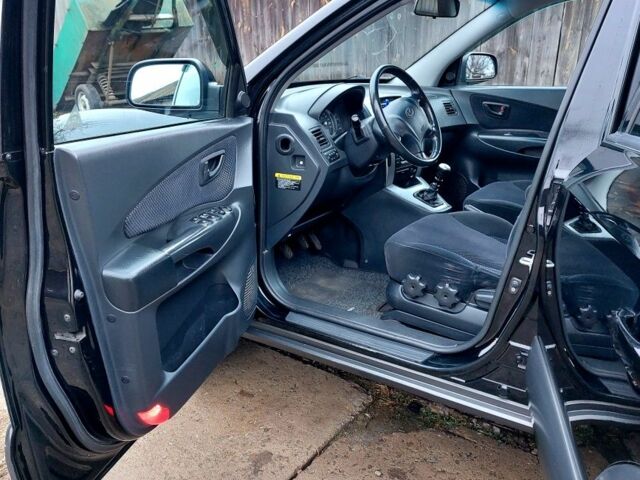 Черный Хендай Туксон, объемом двигателя 2 л и пробегом 272 тыс. км за 7500 $, фото 11 на Automoto.ua