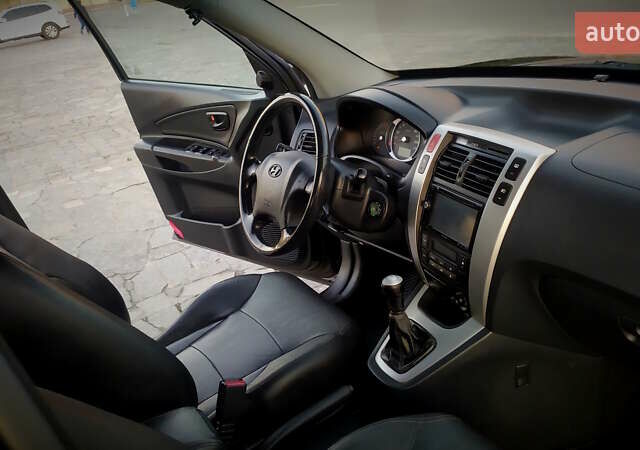 Черный Хендай Туксон, объемом двигателя 2 л и пробегом 230 тыс. км за 8600 $, фото 154 на Automoto.ua