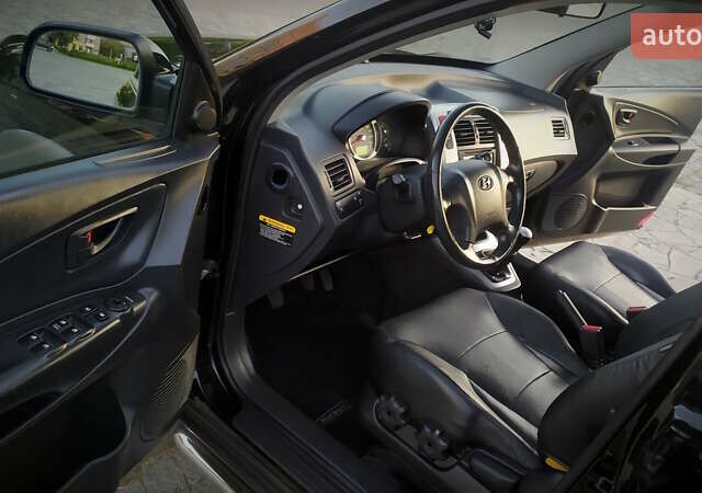 Черный Хендай Туксон, объемом двигателя 2 л и пробегом 230 тыс. км за 8600 $, фото 200 на Automoto.ua