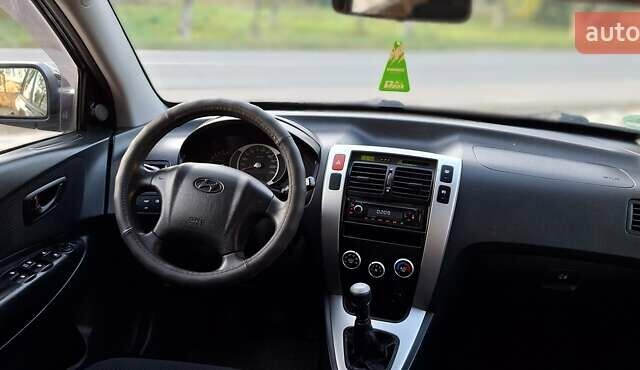 Черный Хендай Туксон, объемом двигателя 2 л и пробегом 190 тыс. км за 8150 $, фото 31 на Automoto.ua