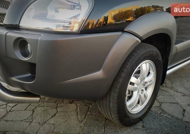 Черный Хендай Туксон, объемом двигателя 2 л и пробегом 230 тыс. км за 8600 $, фото 47 на Automoto.ua